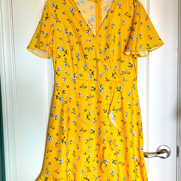 Dresses & Skirts - Spring time mini dress